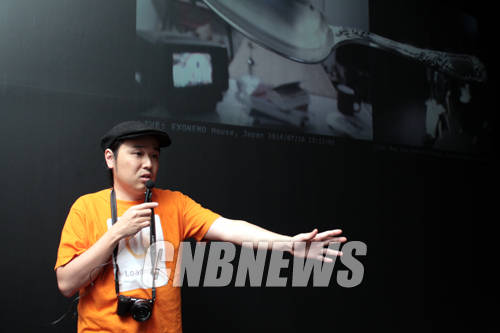 16일 경기도 용인시 기흥구 백남준아트센터에서 '굿모닝 미스터 오웰 2014' 설명회가 열렸다. 이날 전시에 참여한 일본출신 엑소네모 작가가 가상의 공간과 자신의 스튜디오를 인터넷으로 연결해 디지털과 아날로그를 접목한 작업을 설명하고 있다.(사진=왕진오 기자)