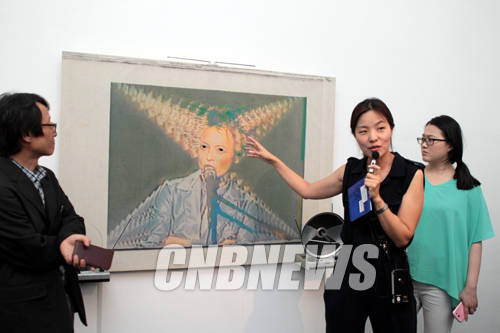 16일 경기도 용인시 기흥구 백남준아트센터에서 '굿모닝 미스터 오웰 2014' 설명회가 열렸다. 전시장에 설치된 작품을 이수영 큐레이터가 설명하고 있다.(사진=왕진오 기자)