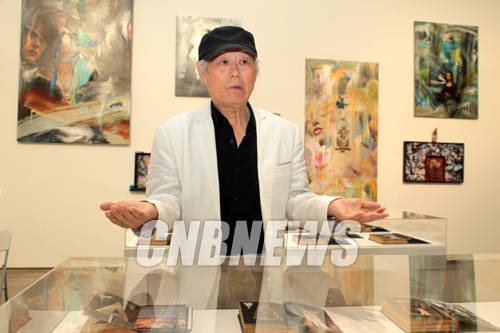 17일 서울 소격동 아라리오갤러리 서울에서 김구림 개인전 '진한 장미' 설명회가 열렸다. 이날 함께한 김구림 작가가 자신의 2000년대 이후 회화 및 꼴라주 작품들을 설명하고 있다.(사진=왕진오 기자)