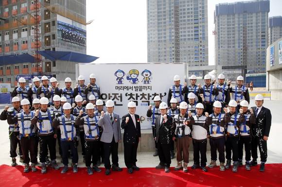 지난 4월 한화건설 동탄A21블록 한화 꿈에그린아파트 신축현장에서 진행된 안전문화운동 캠페인 발대식에서 이경옥 안전행정부 제2차관(사진 앞줄 왼쪽에서 여섯번째), 이근포 한화건설 사장(일곱번째)을 비롯한 한화건설 임직원들이 건설현장 안전문화 확산에 대한 의지를 다지고 있다(사진 제공: 한화건설)