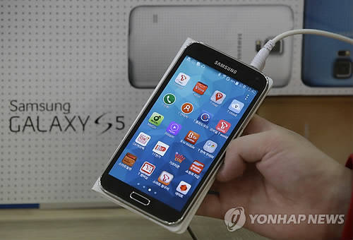 삼성전자의 전략 스마트폰 ‘갤럭시 S5’(사진: 연합뉴스)