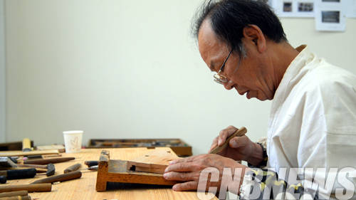 '소목장 보유자 엄태조'.(사진=문화재청)