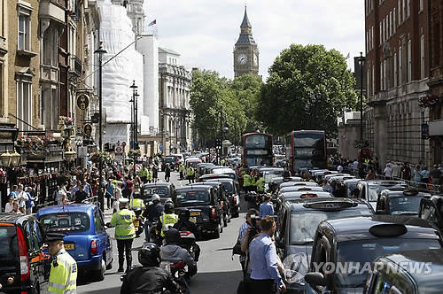 11일(현지시간) 영국 런던에서 ‘우버’에 항의하며 도로 점거 시위를 벌이고 있는 택시기사들(사진: 연합뉴스)
