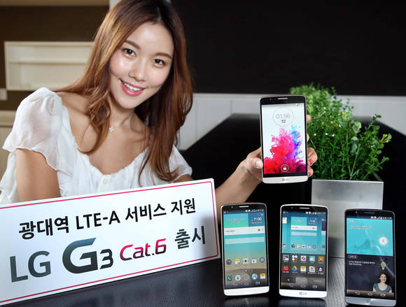 여의도 LG 트윈타워에서 모델이 LG G3 Cat.6를 들고 포즈를 취하고 있다(사진 제공: LG전자)