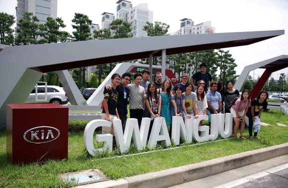 ‘무안 워크캠프’ 참가자들이 기아차 광주공장을 방문한 모습(사진 제공: 기아자동차)