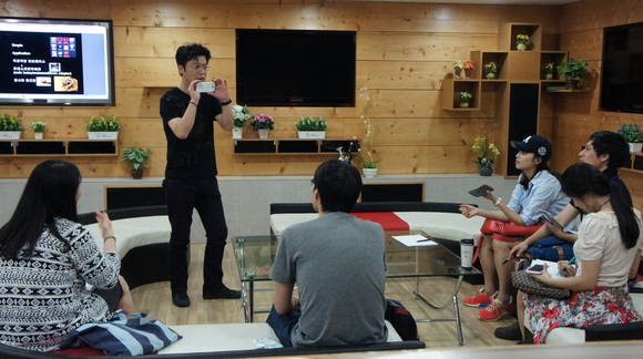 지난해 ‘스마트폰 영화아카데미’에서 봉만대 감독이 스마트폰 영화 제작 노하우를 강의하고 있다(사진 제공: KT)