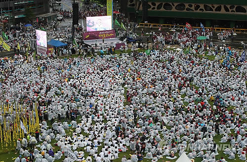 22일 오후 서울광장에서 열린 ‘정권퇴진, 생명과 안전을 위한 7·22 동맹파업 결의대회’에서 민주노총 조합원들이 구호를 외치고 있다(사진: 연합뉴스)