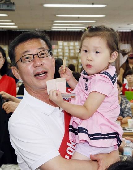 김포시의 보육문제와 교육문제를 최우선으로 해결하겠다고 공약하는 홍철호 후보