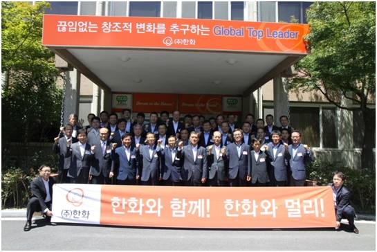 시상식 후 ㈜한화 심경섭 대표이사가 협력회사 대표들과 함께 기념사진을 촬영하고 있다(사진 제공: ㈜한화)