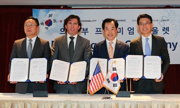 25일(현지시각) 오후 미국 뉴욕 팰리스 호텔 5층 개리슨 룸에서 열린 ‘의정부 프리미엄 아울렛 투자 MOU 체결식’에서 강명구 신세계사이먼(주) 대표이사, 마크 실베트리 사이먼그룹 사장, 안병용 의정부시장, 최현덕 경기도 경제투자실장이 MOU를 체결하고 기념촬영을 하고 있다.(사진=경기도 제공)