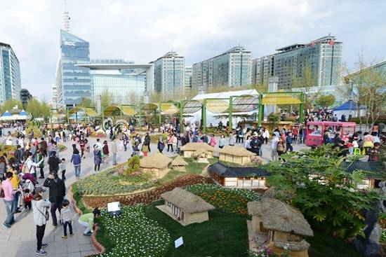 고양시가 인구 100만 대도시 초읽기에 들어갔다. 고양국제꽃박람회의 고양시민들의 모습