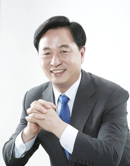 김두관 후보가 방송, 중앙일간지, 인터넷 등 언론사를 상대로 언론중재위 정정보도 청구의사를 밝혔다.