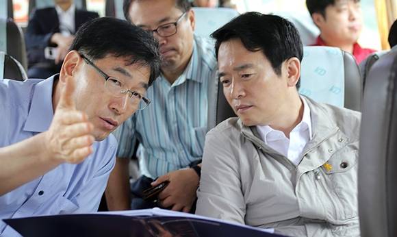 취임이후 혁신을 내세우며 현장에서 해답을 찿기 위해 파격행보를 이어가고 있는 남경필 경기도지사(사진=연합뉴스 제공)