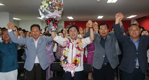 7.30 재보궐선거 수원병에서 상대 후보인 손학규 후보를 누르고 사실상 당선이 확실해지자 김용남 당선인이 지지자들의 환호에 답하고 있다.(사진=연합뉴스 제공)
