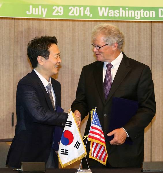 29일(현지시각) 오후 미국 버지니아주 앨링턴에 위치한 힐튼 크리스털 호텔에서 열린 ‘경기도-에어프로덕츠 투자 MOU 체결식’에서 남경필 경기도지사와 웨인 미첼(Wayne M. Mitchell) 에어프로덕츠 수석 부사장이 MOU를 체결한 뒤 악수를 하고 있다. (사진=경기도 제공)