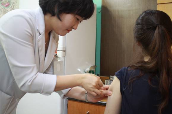 건협 부산센터를 방문한 20대 여성이 Tdap 추가접종을 실시하고 있다.