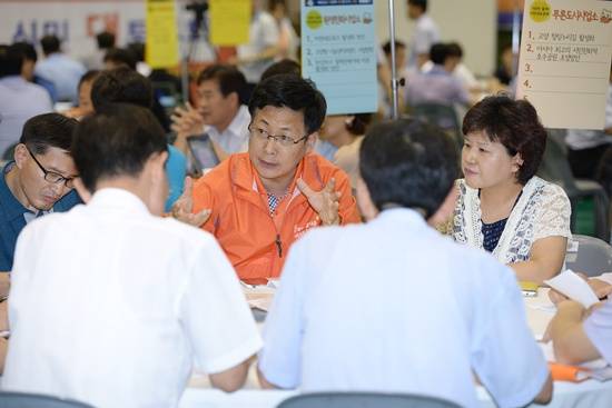 최성 고양시장이 '100만 고양시 돌파 기념 1박 2일 시민대토론회'를 개최하고 '100만 고양시의 10대 미래비전'을 선포했다.