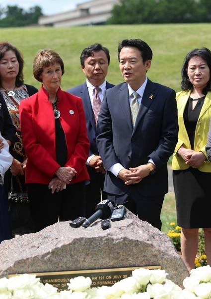 남경필 경기도지사가 30일(현지시각) 오전 미국 버지니아주 페어팩스 카운티 청사에 위치한 위안부 기림비에 헌화를 마친 후 언론 인터뷰를 하고 있다.(사진=경기도 제공)