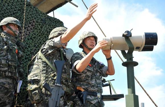 이영주 해병대사령관이 적 도발에 대비한 전방위 군사대비태세를 점검 하고 있다.(사진=해병대사령부 제공)
