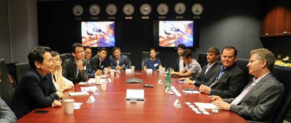 남경필 경기도지사가 31일(현지시각) 오후 미국 캘리포니아주 얼바인시에 위치한 블리자드(Blizzard)社 본사를 방문해 마이크 모하임(Mike Morhaime) CEO를 만나 환담을 나누고 있다.(사진=경기도 제공)