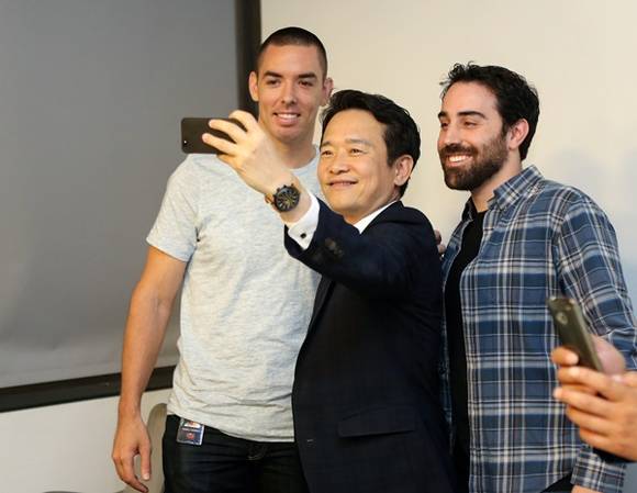 남경필 경기도지사가 1일(현지시각) 오전 미국 캘리포니아주 산타 모니카에 위치한 라이엇 게임즈(Riot Games) 본사를 방문해 브랜든 백(Brand Back) CEO와 마크 메릴(Marc Merrill) 사장과 함께 스마트폰으로 셀프카메라 촬영을 하고 있다.(사진=경기도 제공)