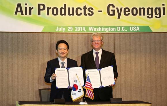 지난 29일 미국 버지니아주 앨링턴에 위치한 힐튼 크리스털 호텔에서 열린 ‘경기도-에어프로덕츠 투자 MOU 체결식’에서 남경필 경기도지사와 웨인 미첼(Wayne M. Mitchell) 에어프로덕츠 수석 부사장이 MOU를 체결하고 기념촬영을 하고 있다.(사진=경기도 제공)