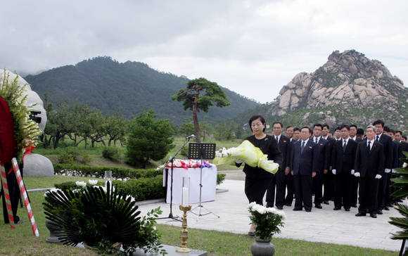 현정은 현대그룹 회장과 임직원들이 금강산 현지에서 故정몽헌 회장 추모식을 진행하고 있다(사진 제공: 현대그룹)