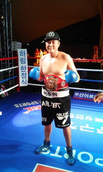 KPBF 크루저급 챔피언 결정전에서 3회 TKO승으로 타이틀을 거머쥔 이주혁 선수