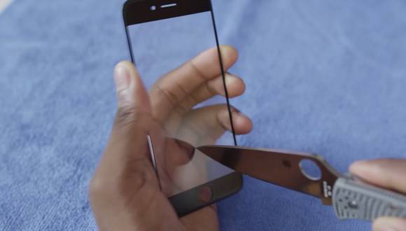 유출된 아이폰6 사파이어 글라스 화면을 칼로 긁는 테스트 모습(사진: 맥루머스)