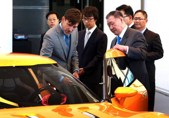 정몽구 회장이 미국 캘리포니아주 얼바인에 위치한 기아차 디자인센터를 방문해 컨셉트카를 살펴보며 톰 커언스 기아 미국디자인센터 수석디자이너와 향후 디자인 개발과 관련한 의견을 나누고 있다(사진 제공: 현대·기아자동차그룹)