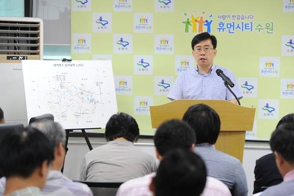 6일 오전 박흥수 수원시 교통건설국장이 북부외곽순환도로 추진 등에 관한 브리핑을 하고 있다.(사진=수원시 제공)
