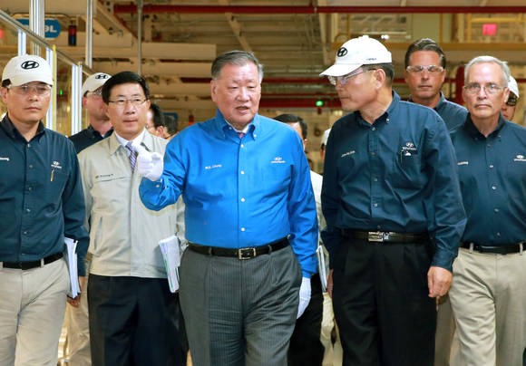 정몽구 회장이 앨라배마공장을 둘러보며 현지 직원들과 의견을 나누고 있다(사진 제공: 현대기아자동차그룹)