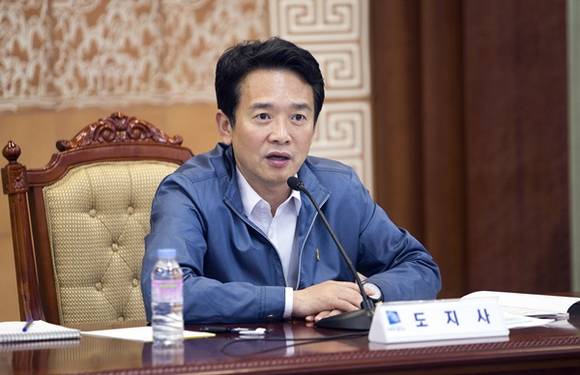 7일 오후 경기도청 상황실에서 도민의 생명과 안전을 지키기 위하여 열린 "제1차 재난안전총괄조정회의"에서 남경필 경기도지사가 관련 기관의 안전 대책을 보고받고 있다.(사진=경기도 제공)