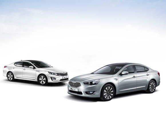 기아차의 ‘K5 하이브리드 500h’(왼쪽)와 ‘K7 하이브리드 700h’(오른쪽)(사진 제공: 기아자동차)