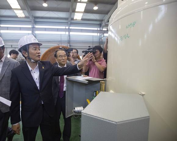 8일 오후 평택 포승단지 내 케이피피(주)본사에서 열린 일본 아이티오 합자투자유치 MOA에서 남경필 경기지사가 MOA 에 서명을 하고 공장을 시찰하고 있다.(사진=경기도 제공)