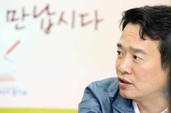 8일 오전 경기도청 언제나민원실에서 남경필 경기도지사가 도민들과 민원상담을 하고 있다.(사진=경기도 제공)