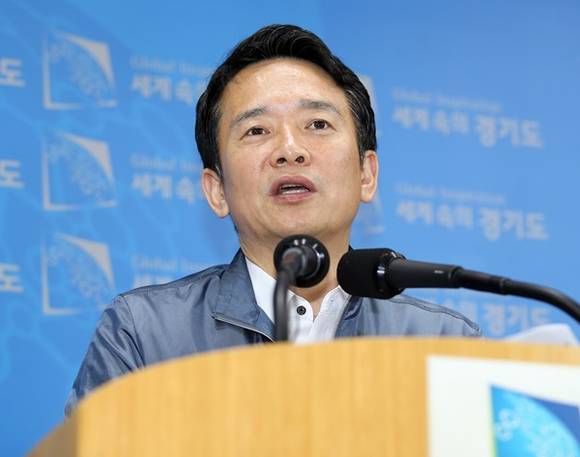 남경필 경기도지사가 11일 오전 경기도청 브리핑룸에서 광역버스좌석제와 관련해 브리핑을 하고 있다.(사진=경기도 제공)