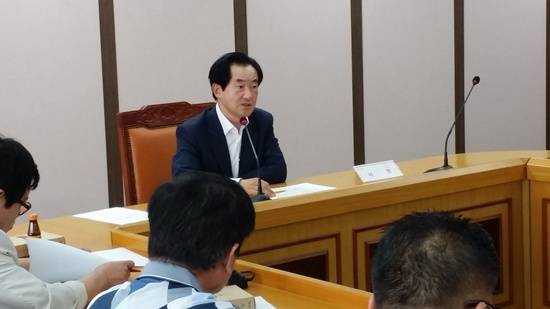 안병용 의정부시장이 정례 기자회견에서 "새누리당 중앙당의 선거법위반 고발은 어처구니 없는 일"이라고 말하고 있다.