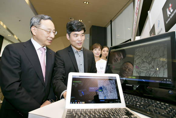 KT 황창규 회장과 프린스턴대학교 세바스찬 승 교수가 ‘아이와이어(EyeWire)’ 게임을 시연 하고 있다(사진 제공: KT)