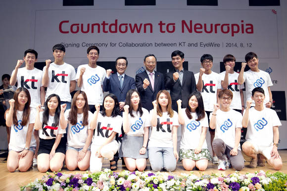 KT 황창규 회장(중앙), 프린스턴대학교 세바스찬 승 교수(우), 기조과학연구원 신희섭 단장(좌)이 행사 강연에 참석한 대학생들과 함께 ‘KT-아이와이어(EyeWire) 협력 조인식’ 기념 촬영을 하고 있다(사진 제공: KT)