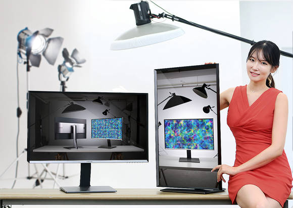 삼성전자 모델이 논현동 삼성전자 디지털프라자에서 ‘UD970’을 선보이고 있다(사진 제공: 삼성전자)