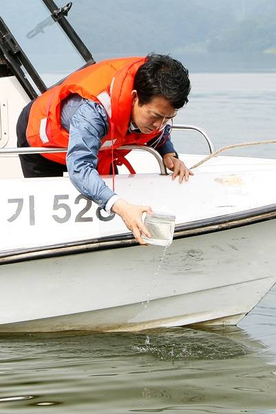 12일 남경필 경기도지사가 팔당상수원 녹조현장을 찿았다.(사진=경기도 제공)