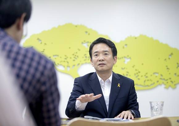 남경필 도지사가 (주)팬택의 법정관리 신청에 따른 경기도의 대책을 설명하고 있다.(사진=경기도 제공)