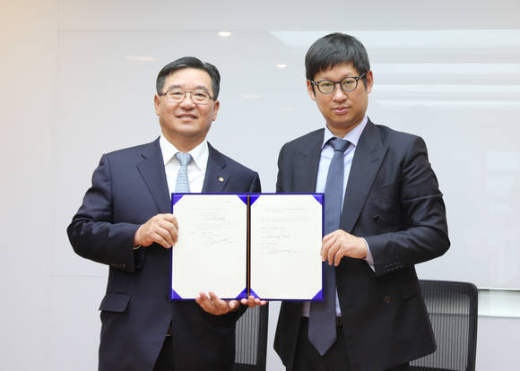 방한홍 한화케미칼 대표이사(왼쪽)와 양준영 KPX홀딩스 부회장(오른쪽)이 인수 본계약 체결 후 기념촬영을 하고 있다(사진 제공: 한화그룹)