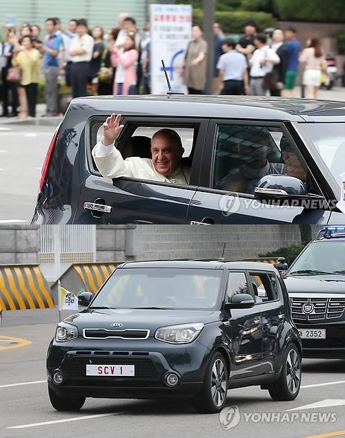 방한한 프란치스코 교황이 14일 서울 중구 을지로입구 교차로에서 궁정동 교황청대사관으로 향하며 시민들에게 손을 흔들며 인사하고 있다(사진: 연합뉴스)