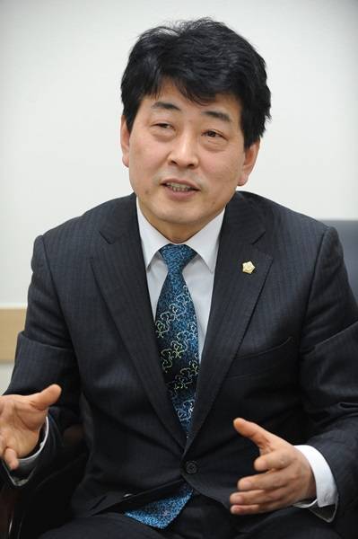 수원시 일자리 창출지원에 관한 조례안을 발의한 수원시의회 백종헌 의원(사진=수원시의회 제공)