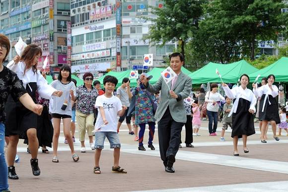 곽상욱 오산시장이 15일 시청 광장에서 열린 제69주년 8·15 광복절 기념식 및 독도사랑 플래시몹 행사에 참석했다. (사진=오산시 제공)