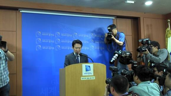 17일 남경필 경기도지사가 긴급 기자회견을 열고 아들의 후임병폭행과 관련해 피해 병사와 가족, 국민들께 같은 부모로써 아들의 잘못에 깊이 사죄한다고 말했다.