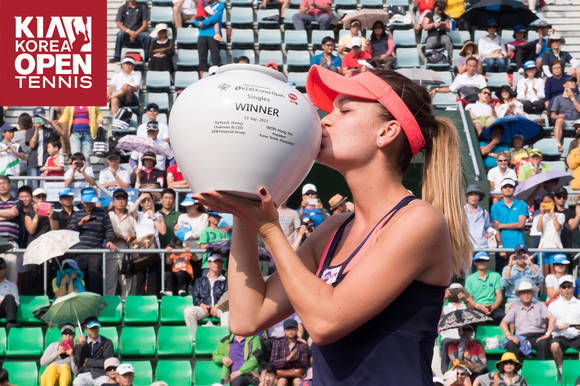 ‘2013 코리아오픈 테니스대회’ 우승자인 ‘아그니에슈카 라드반스카’(사진 제공: 기아자동차)
