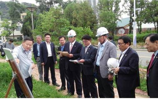 인천시의회 건설교통위원회 의원들이 현장점검을 실시하고 있다.
